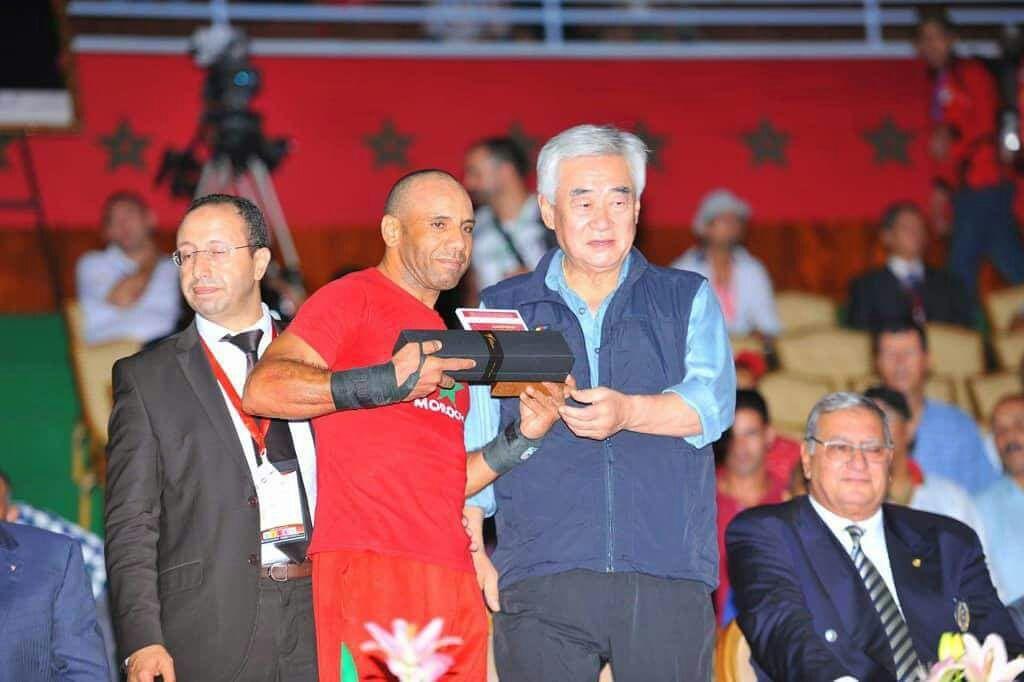 من اجل رقم عالمي جديد… مصطفى أوعقا يتحدى طن و500 كيلوغرام من الجليد