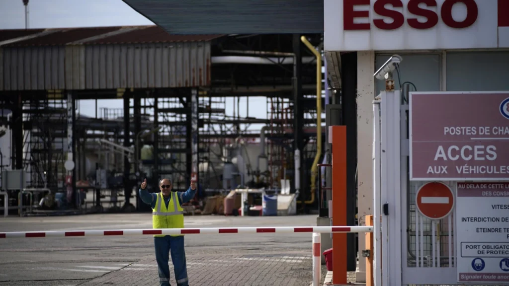 الصحافة الفرنسية: أزمة الوقود تهدد بانفجار اجتماعي بفرنسا.