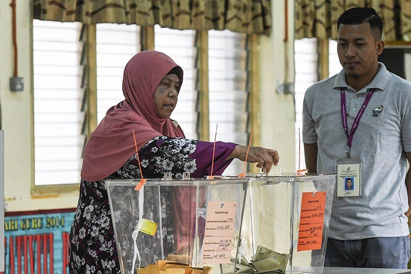 ماليزيا : الناخبون يتوجهون إلى صناديق الإقتراع في انتخابات برلمانية سابقة لآوانها.