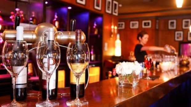 “البارميطة” سيدة “الكونطوار” الأولى في الليل وكائن منسي في النهار