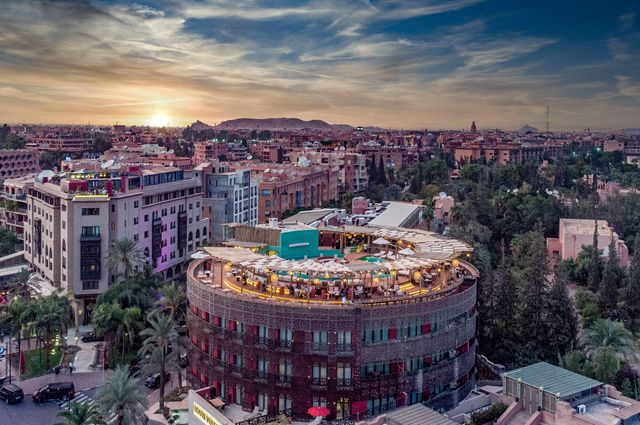 المولود الجديد لروبير دينيرو بين أحضان المدينة الحمراء