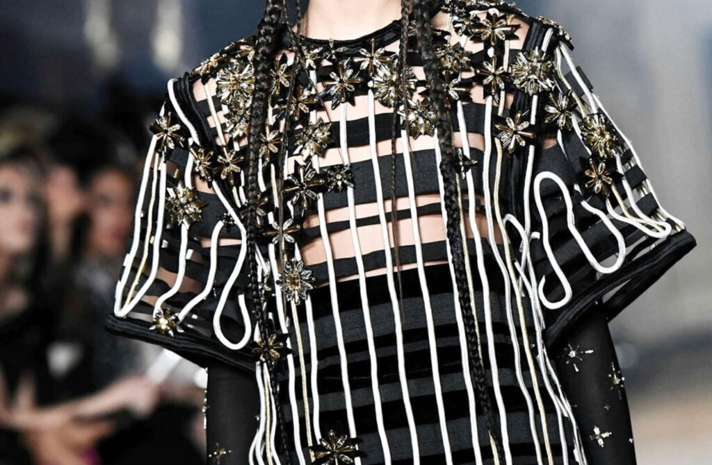 سارة الشرايبي تكشف آخر تصاميمها في أسبوع الموضة