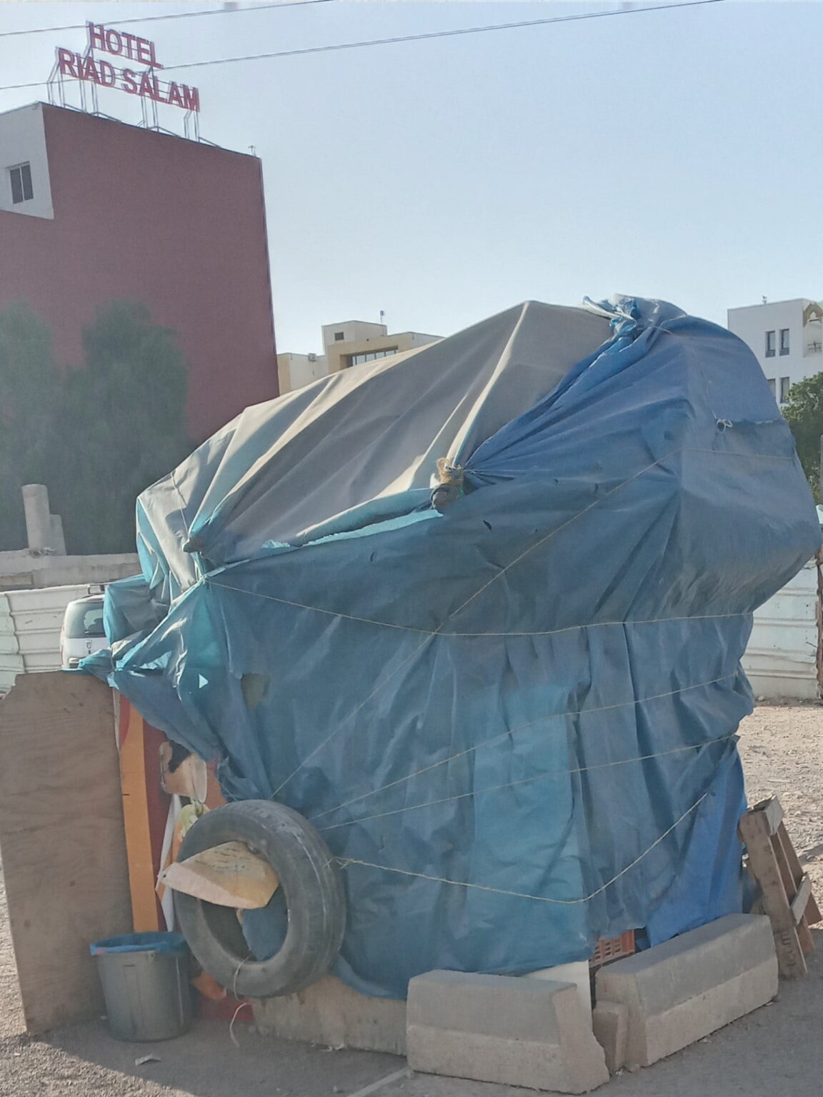 محلات تجارية بلاستيكية تشكل خطرا صحيا على زوار محطة الطاكسيات