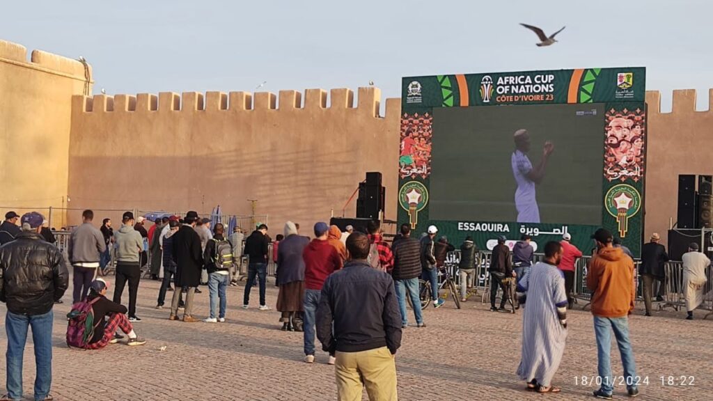 الصوبرة.. شاشة كبيرة لمشاهدة الكان والمطالبة بتعميمها على باقي مدن الجهة