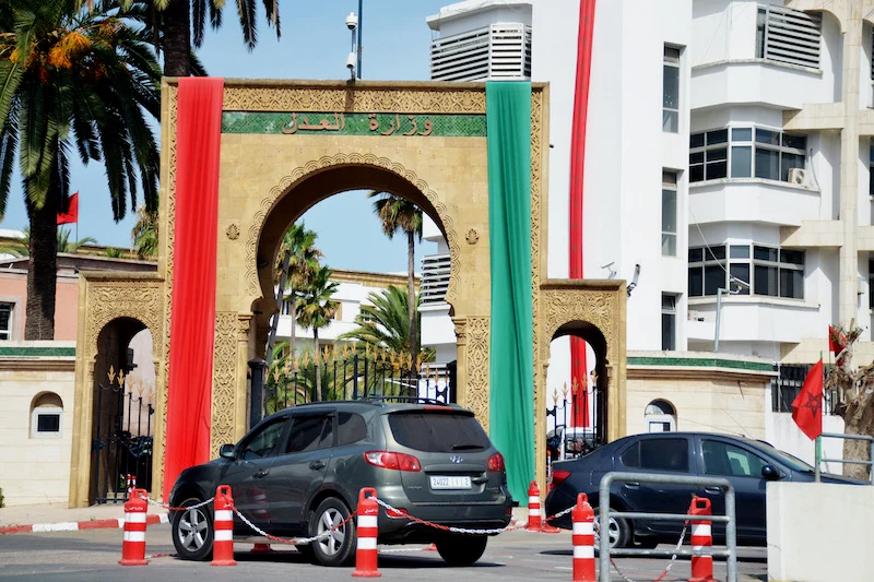 “كتاب الضبط” يعلقون الإضرابات بالمحاكم