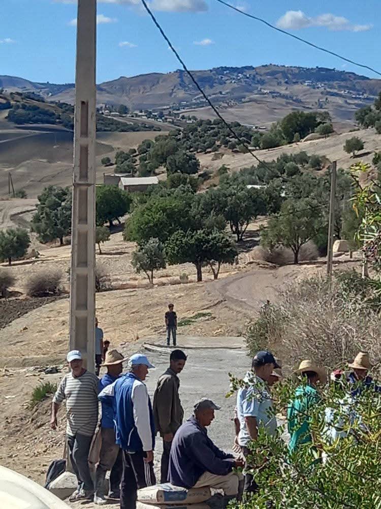 تاونات: السكان يلجأون لفك العزلة عن أنفسهم بإمكانيات بدائية